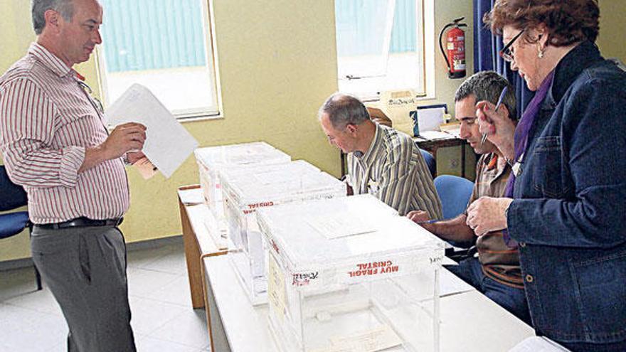 El alcalde de Vilanova, Gonzalo Durán, en el momento en que acudió a las urnas.  // J.L. Oubiña