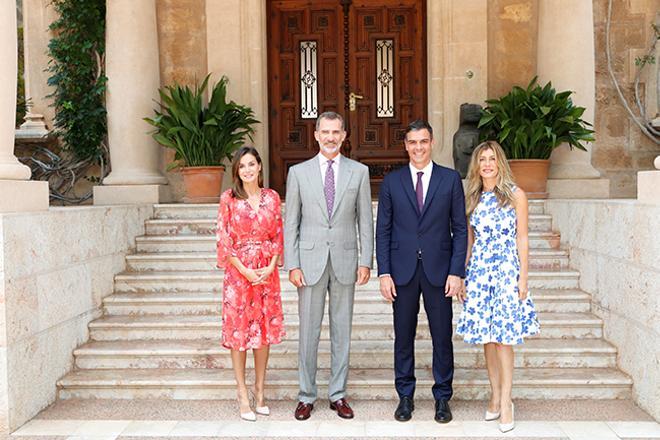 Letizia Ortiz y Don Felipe posan en el palacio de Marivent junto a Pedro Sánchez y su mujer Begoña Gómez