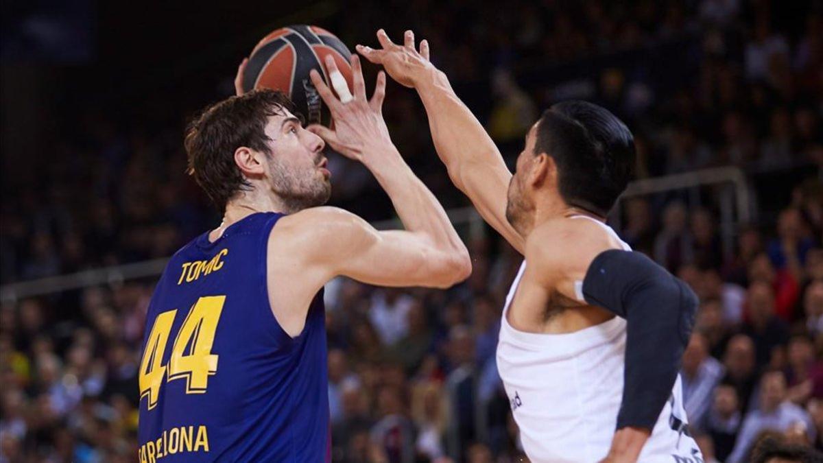 Ante Tomic y el mexicano Ayón durante uno de los últimos Clásicos