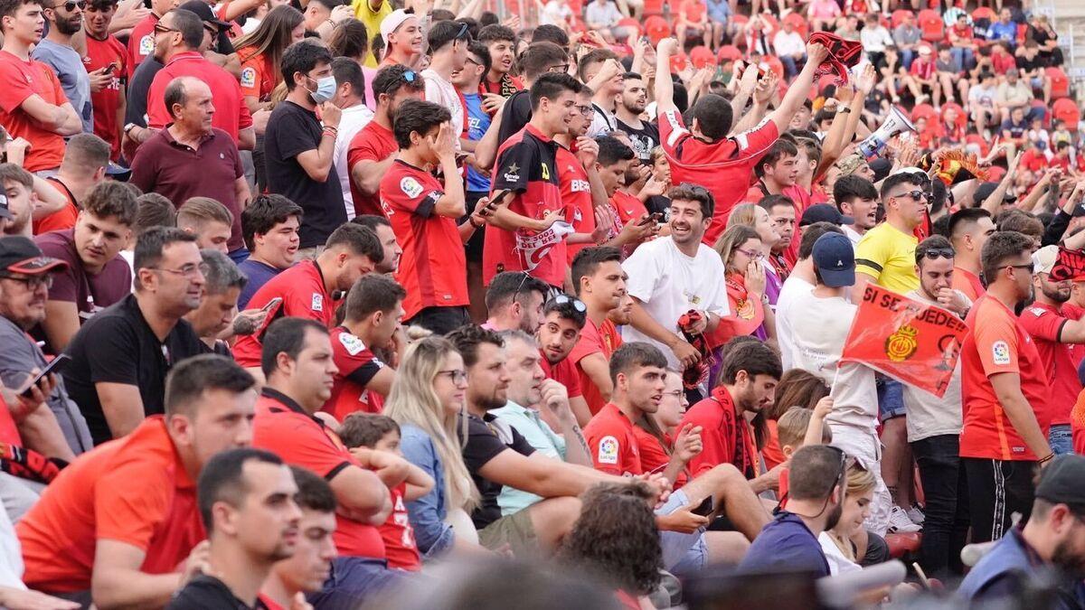 Aficionados del Real Mallorca en un partido en Son Moix.