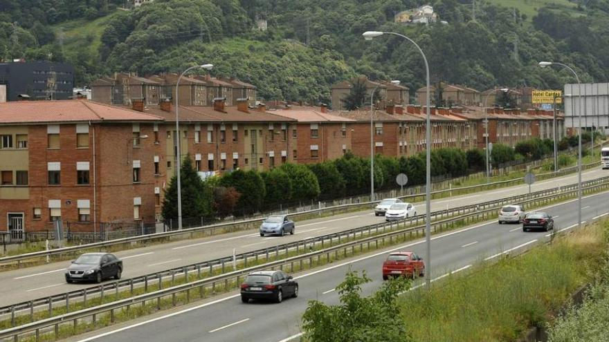 Viviendas en Mieres situadas junto a la autovía entre Campomanes y Oviedo.