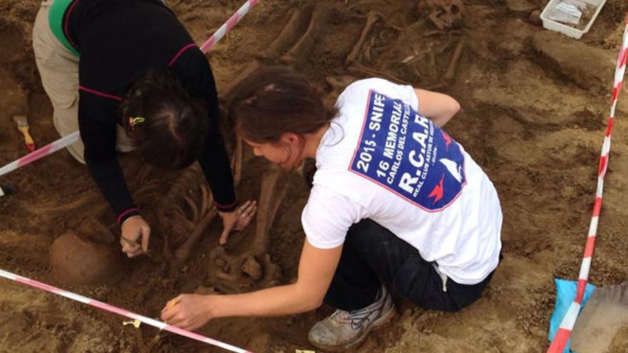 Hallazgo, hoy, de los restos de dos adolescentes en el campo arqueológico de A Lanzada. // Fdv