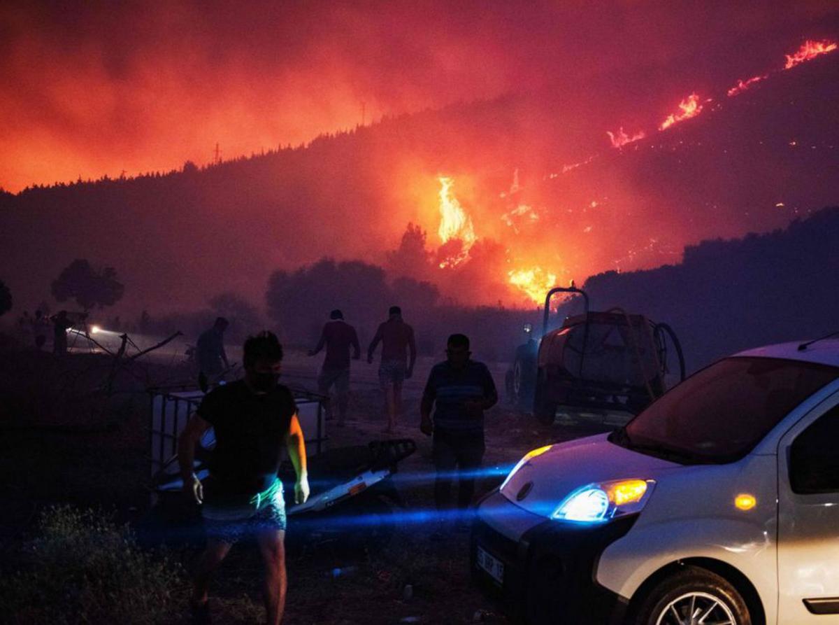 Almenys dos morts i 50.000 evacuats pels focs a Turquia Almenys dos morts i 50.000 evacuats pels focs a Turquia