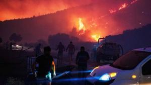 Almenys dos morts i 50.000 evacuats pels focs a Turquia