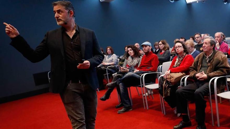 Carlos Hevia-Aza, durante la conferencia que ofreció ayer.