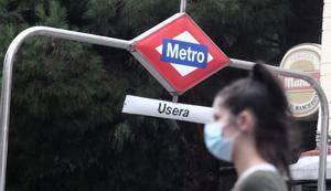 Archivo - Una persona sale del metro del distrito de Usera. Archivo.