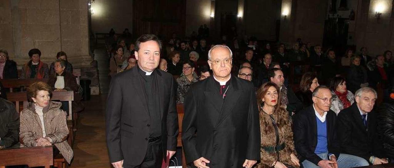 El pregonero, José Manuel Villar, junto al obispo, Leonardo Lemos Montanet. // Iñaki Osorio