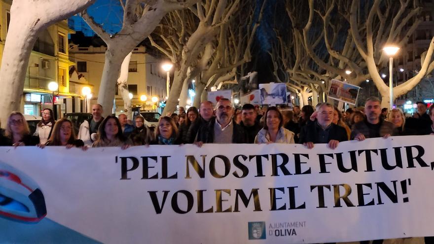 Oliva vuelve a reivindicar el tren entre el pesimismo por la ausencia de avances