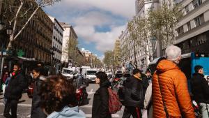 Imagen del paso de cebra repleto de peatones al final de la calle Atocha, frente a la glorieta del Emperador Carlos V.