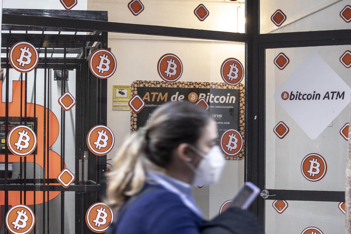 Cajero de bitcoins en el carrer Tordera de Gràcia.