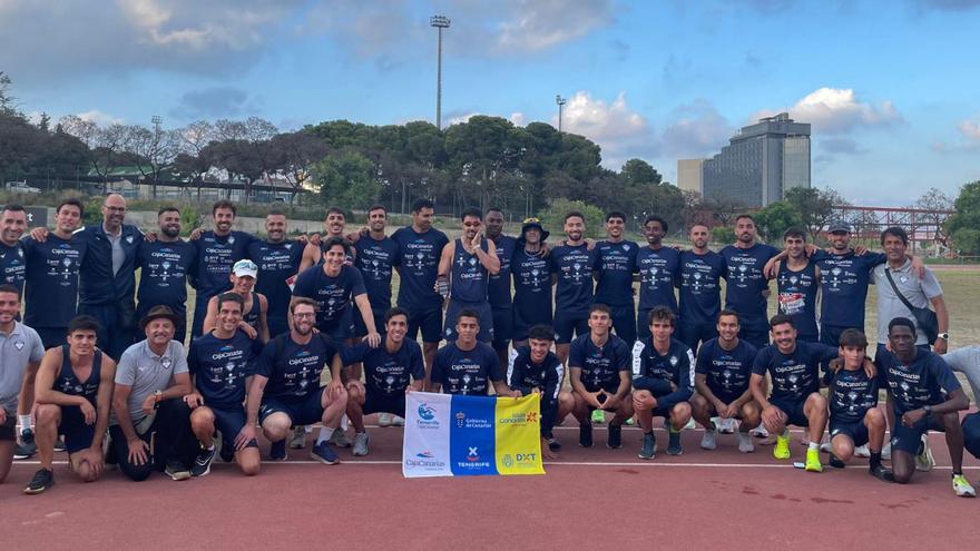 El equipo masculino del Tenerife CajaCanarias celebra su excelente actuación en Hospitalet. | EL DÍA