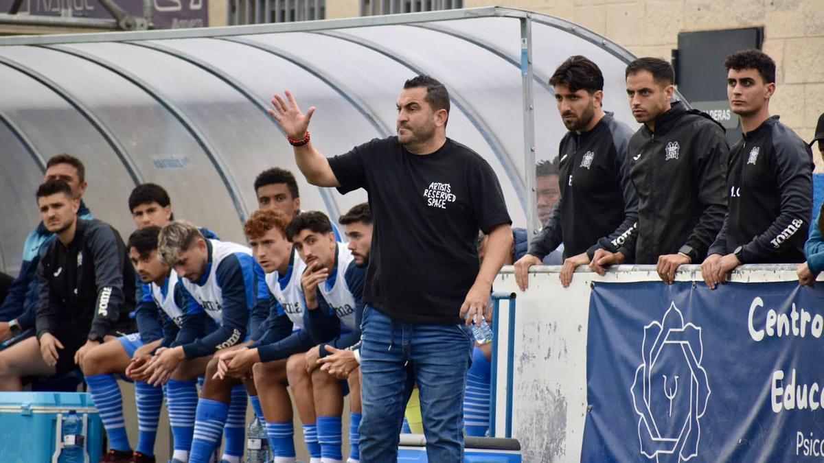Adrián Hernández, entrenador del Águilas FC, la pasada temporada.