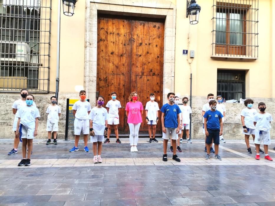 Las fallas infantiles recuperan la pilota valenciana en la calle del ayuntamiento