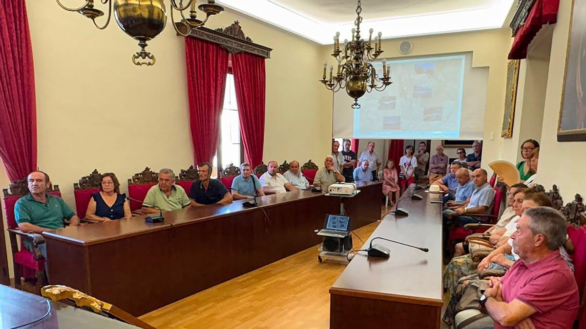 Afectados por el corte de la carretera A-4154 entre Priego y Algarinejo, en la reunión con la Junta y los alcaldes.