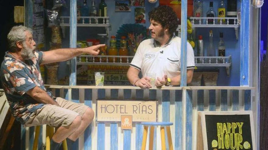 Carlos Blanco y José Antonio Touriñán durante la obra &quot;Unha noite na praia&quot;. // Noé Parga