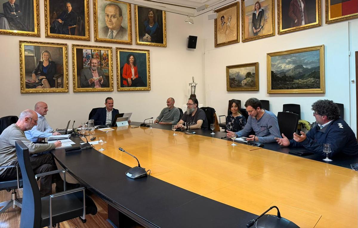 Una imagen de la reunión entre representantes del Consell y de las entidades.