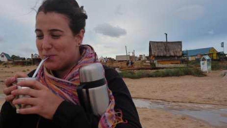 Silvia, disfrutando del mate y de la playa, en Chile.