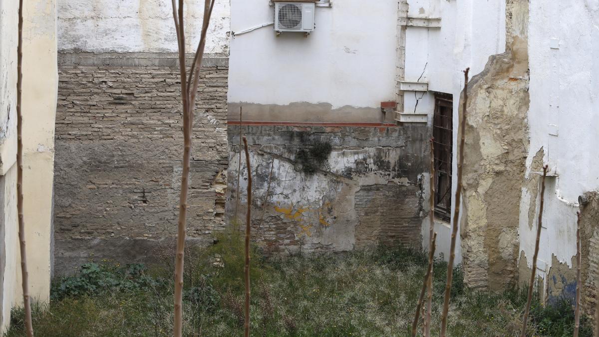 Solar abandonado en la calle Agustina de Aragón.