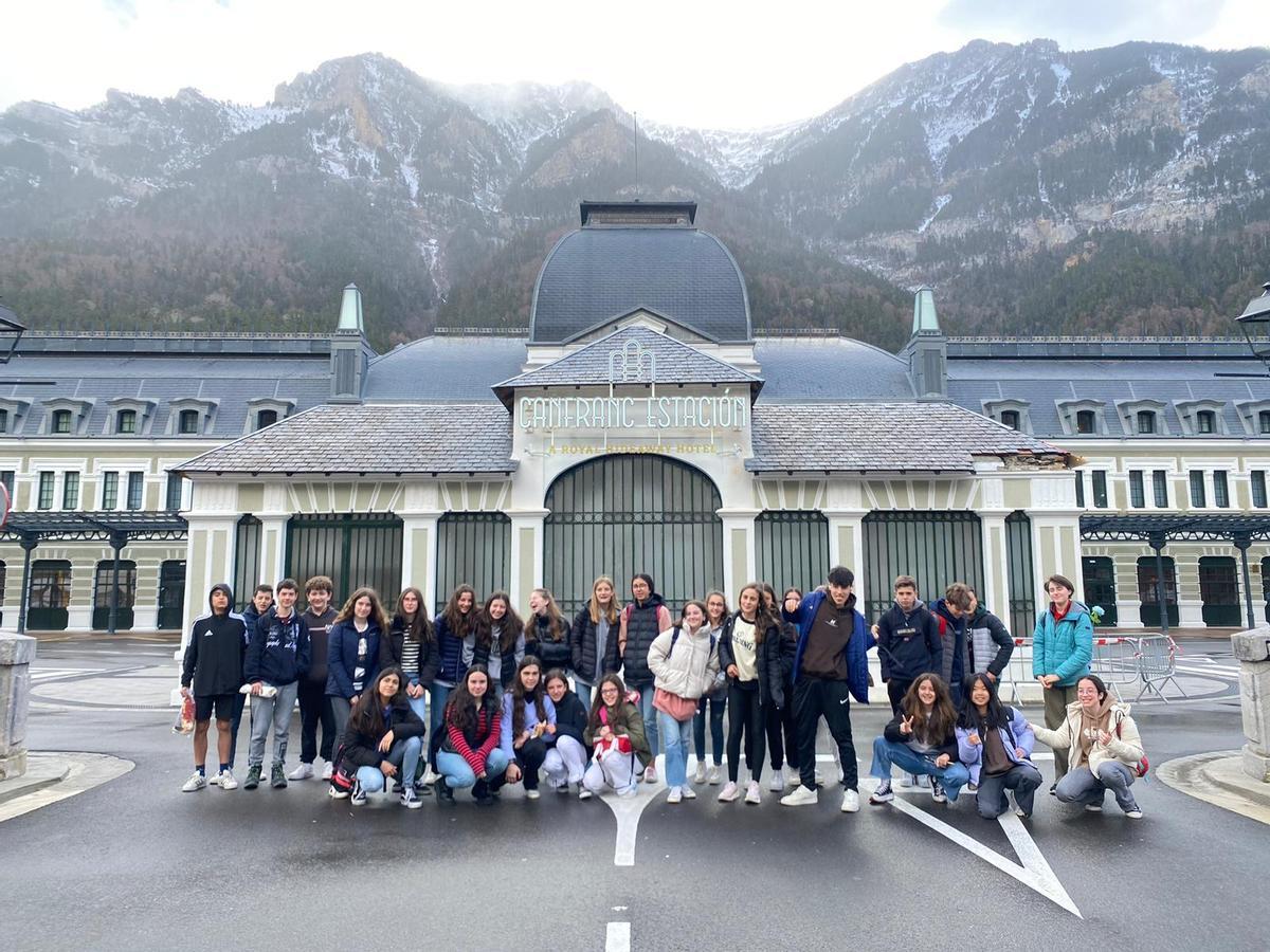 Los estudiantes franceses durante su visita a la Estación de Canfranc.