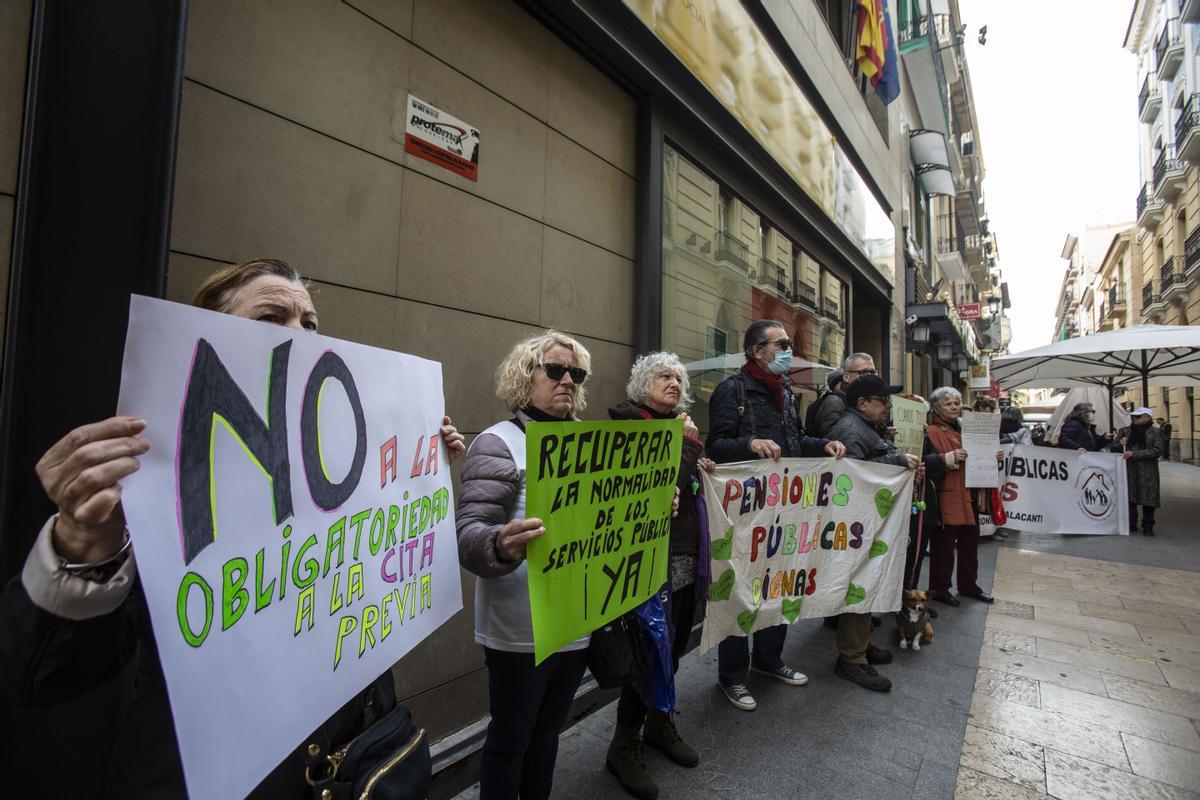 Imagen de una protesta de pensionistas frente a las dependencias de la Seguridad Social en Alicante.