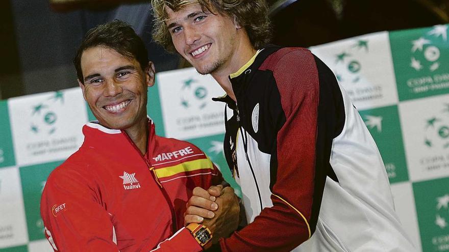 Nadal posa ayer, tras el sorteo, con el número uno del equipo alemán, Zverev.