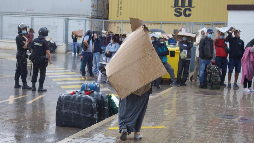 Colapso y colas de gente bajo la lluvia en el puerto de Alicante por la salida del ferry a Argelia