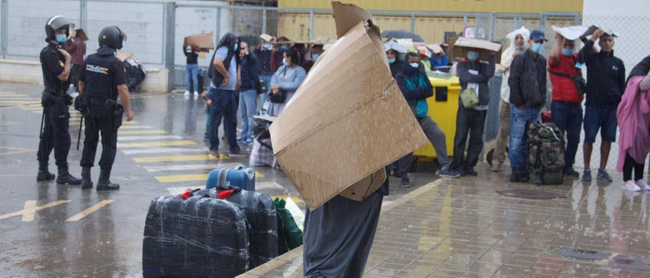 Colapso y colas de gente bajo la lluvia en el puerto de Alicante por la salida del ferry a Argelia