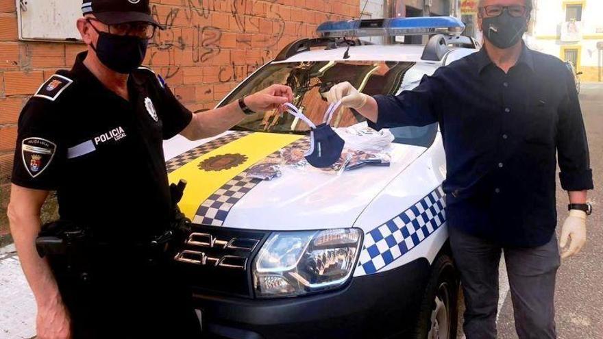 El grupo Ayuda Sierra de Gata entrega mascarillas a la policía de Moraleja