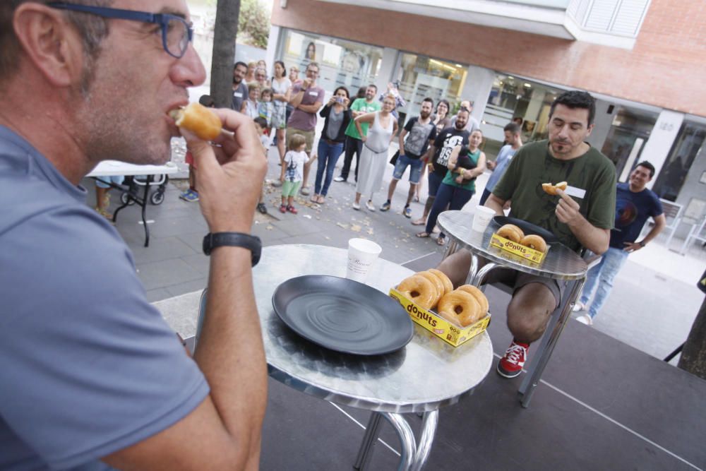 Primer concurs de menjar donuts a Salt