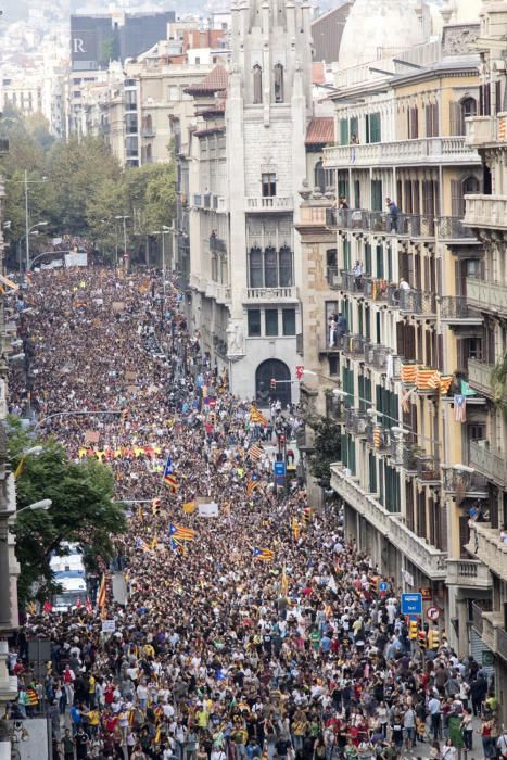 Multitudinaria concentración en Barcelona en protesta por las cargas del 1-O