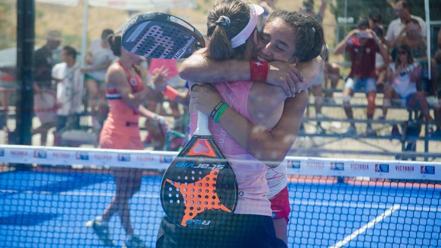 Bea González y Cata Tenorio se abrazan tras conseguir el pase a semifinales.