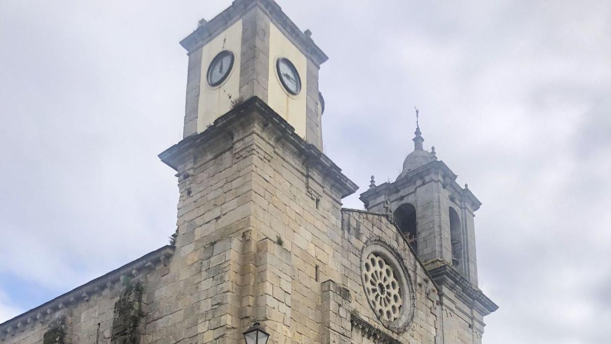 Desembocadura del
 Sor en el Barquero.
 A la izquierda,
monumento a los
 naufragos. Abajo, 
la fábrica de nieve de
 la lonja  (imágenes
captadas
en Celeiro. // a.a. | // FARO