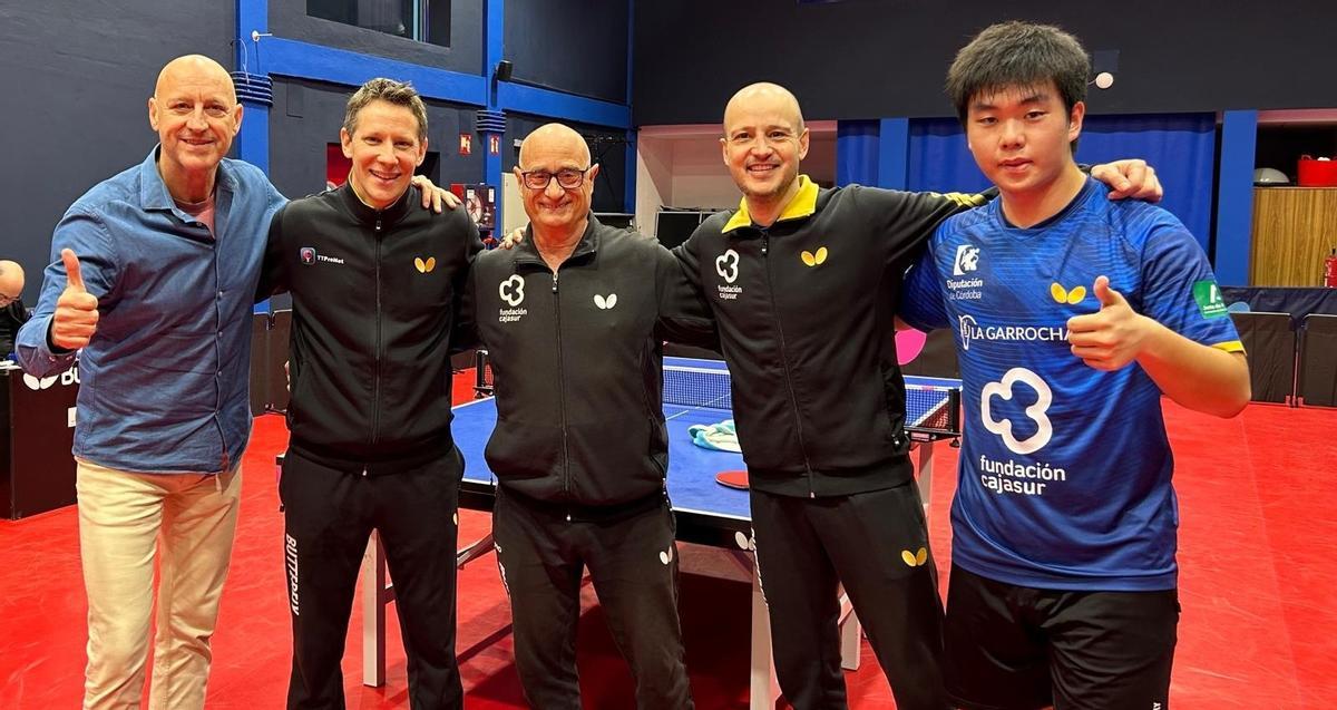 El preidente, Jesús Machado, Robert Gardos, el técnico, Luis Calvo, Carlos Machado y Tao Yuchang, tras lograr la victoria.