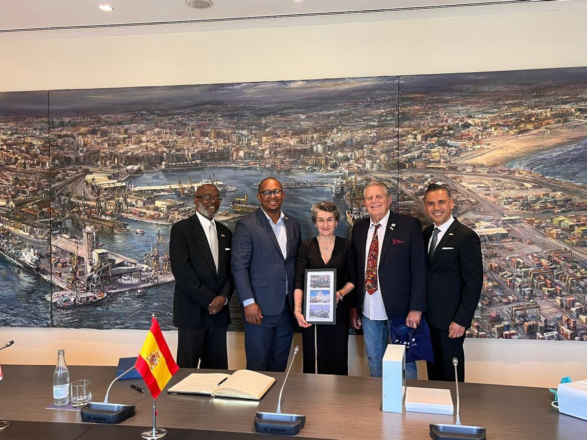 Mar Chao, con directivos del puerto de Los Ángeles y el alcalde de Long Beach.