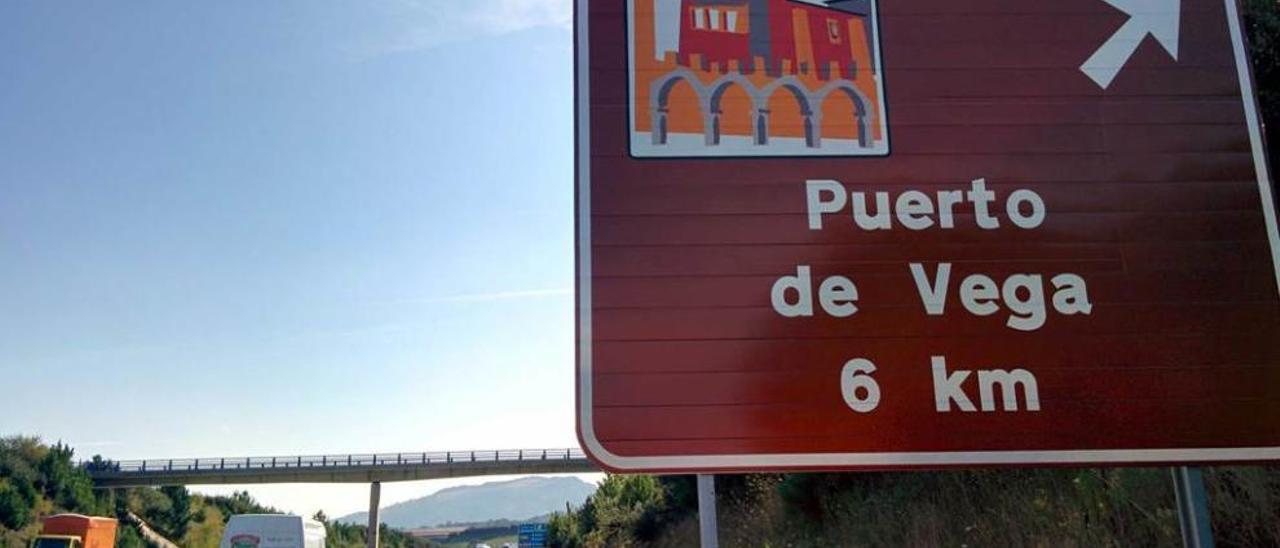 La señalización de Puerto de Vega en la autovía, &quot;mejor tarde que nunca&quot;