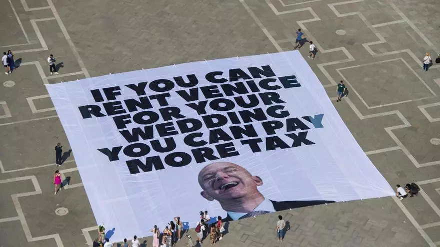 Colocan una pancarta gigante contra Jeff Bezos: "Si puedes alquilar Venecia para tu boda, puedes pagar más impuestos"