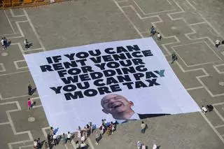 Colocan una pancarta gigante contra Jeff Bezos: "Si puedes alquilar Venecia para tu boda, puedes pagar más impuestos"
