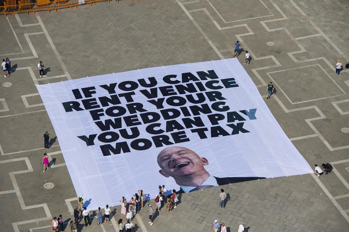 Colocan una pancarta gigante contra Jeff Bezos: Si puedes alquilar Venecia para tu boda, puedes pagar más impuestos