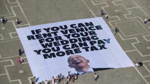 Colocan una pancarta gigante contra Jeff Bezos: Si puedes alquilar Venecia para tu boda, puedes pagar más impuestos
