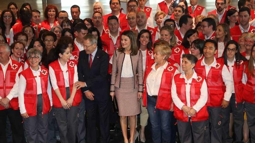 La reina Letizia con representantes de Cruz Roja, ayer, en Santiago.