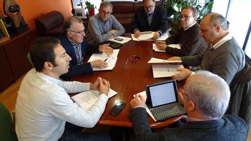 La junta de portavoces de la Fegamp, durante la reunión celebrada ayer en O Barco.