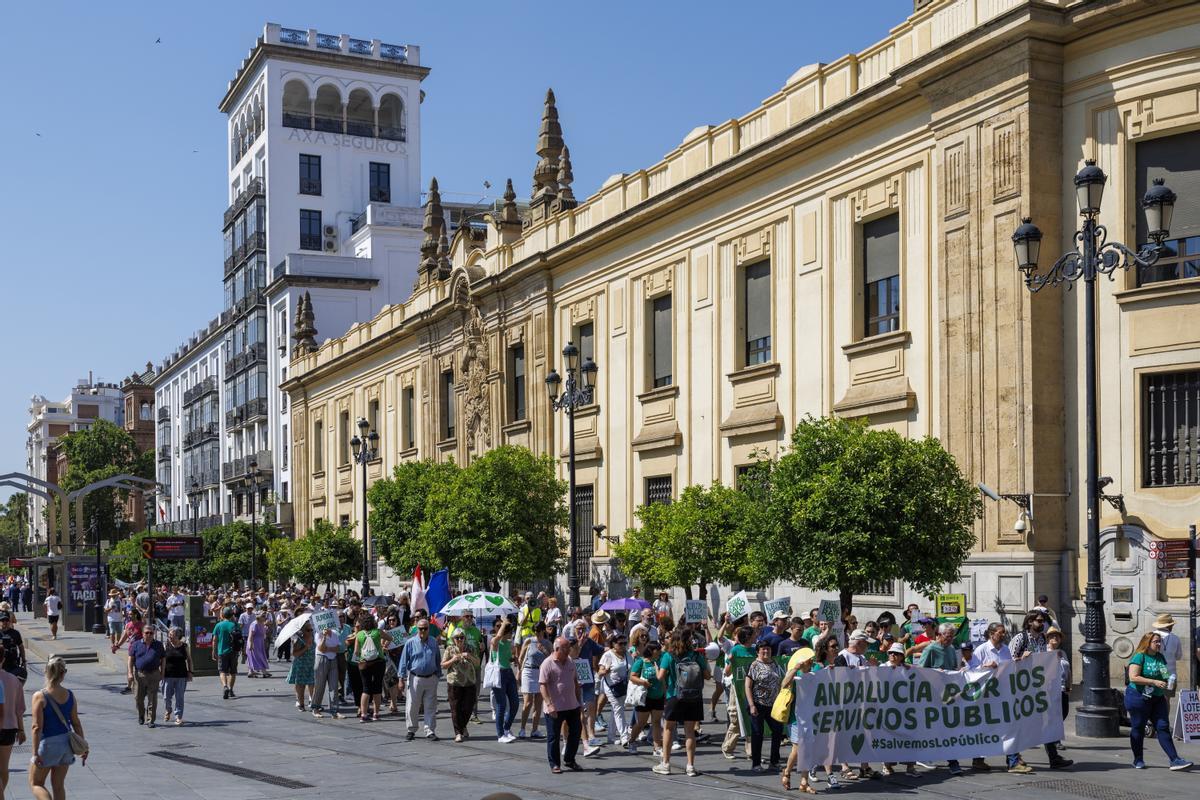 GRAFAND1555. SEVILLA, 01/06/2024.- Cientos de personas recorriendo la Avenida de la Constitución de Sevilla en las manifestaciones convocadas por las Mareas, Sindicatos y Partidos Políticos en las capitales de Andalucía en defensa de los servicios públicos bajo el lema ”Andalucía por los servicios públicos”. EFE/ Julio Muñoz