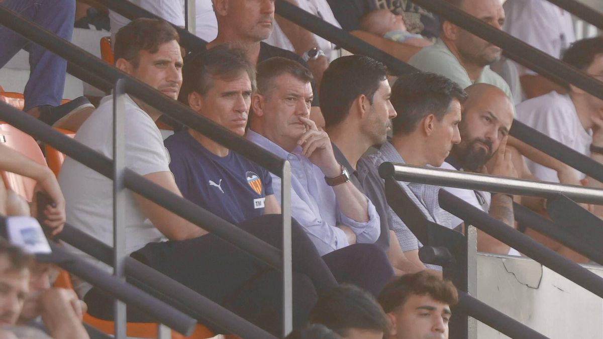 Miguel Ángel Corona y Ron Gourlay en el palco en el primer partido de pretemporada