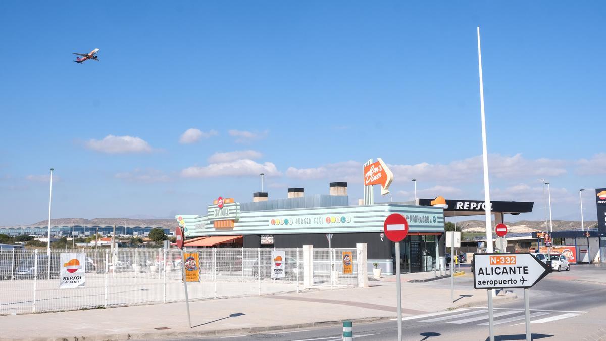 La zona junto a la gasolinera de El Altet donde se ubicará el futuro hotel.