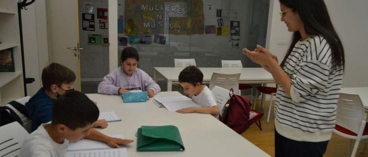 Alumnos de la escuela de música de Goián, en una reciente sesión académica. FdV