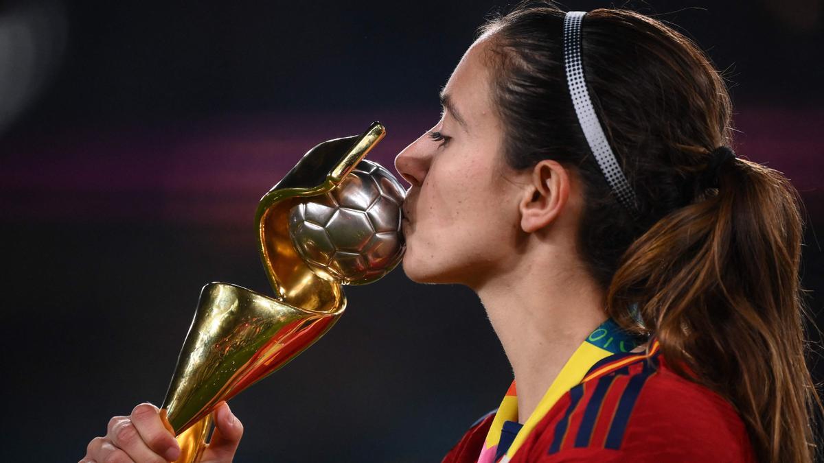 Aitana Bonmati besando el trofeo de campeona del mundo tras ser nominada MVP de la final
