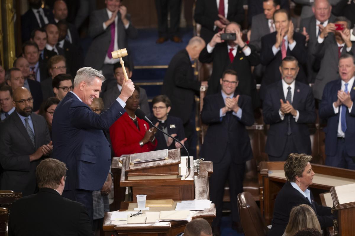 El presidente de la Cámara de Representantes de los Estados Unidos, Kevin McCarthy , golpea con el mazo después de ser elegido como presidente de la Cámara de Representantes.