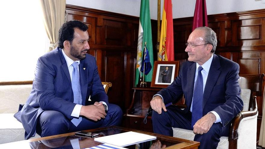 Imagen de una reunión en el Consistorio entre el propietario del Málaga CF, Al-Thani y Francisco de la Torre en mayo de 2016.