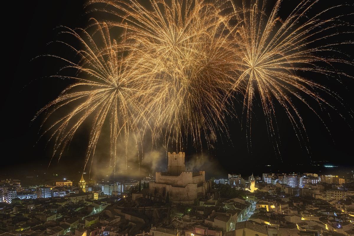 El Gran Castillo de Fuegos Artificiales desde el Castillo de La Atalaya tiene lugar el 4 de septiembre.