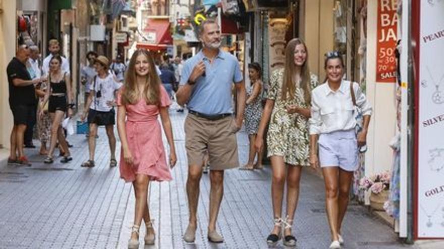 Los reyes y sus hijas, de paseo por Palma de Mallorca, este agosto.